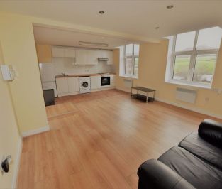 2 bedroom Flat in Flat 2, Leeds - Photo 1