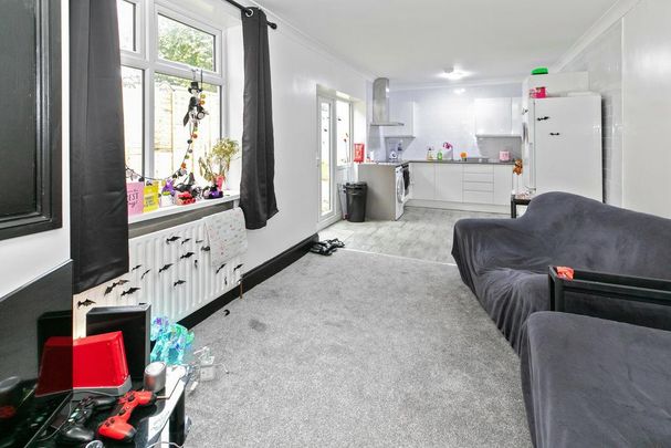 5 bedroom semi-detached house to rent - Photo 1