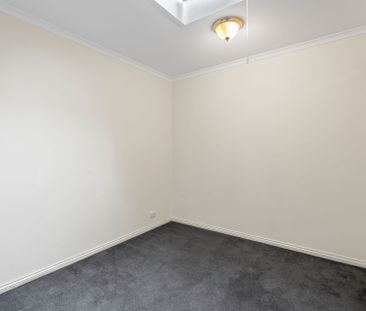 Large 2-Storey Murrumbeena Townhouse! - Photo 5
