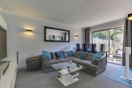 2 bedroom semi-detached bungalow to rent - Photo 3