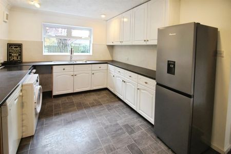 Cherrywood Gardens, Leeds - Photo 2