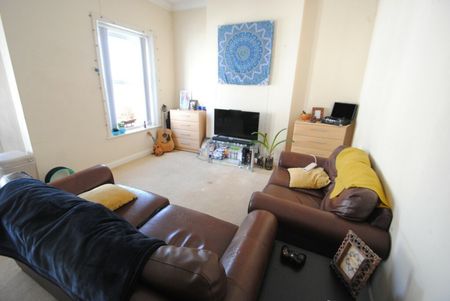 Spacious STUDENT 2 bed flat in Town Centre- Lansdowne - Photo 3