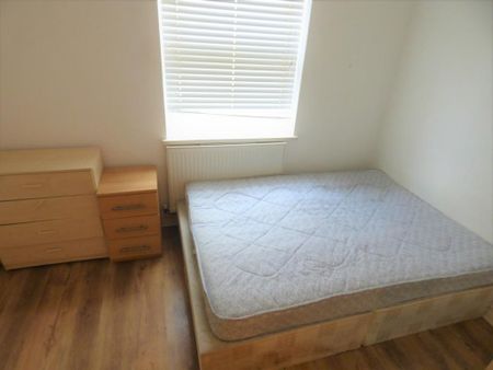 3 bedroom flat to rent - Photo 5
