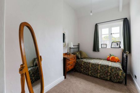 Recently refurbished three bed house with large private garden - Photo 5