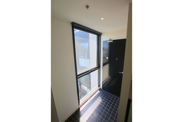 Furnished Stylish Studio Apartment -STUDENTS ONLY - Photo 1