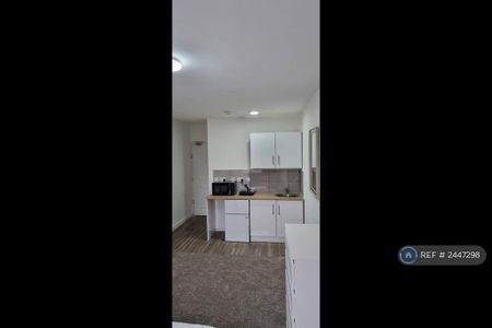 1 bedroom in a house share to rent - Photo 4