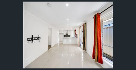 Spacious 4-Bedroom House with Solar Panels & Battery Inverter - Photo 3