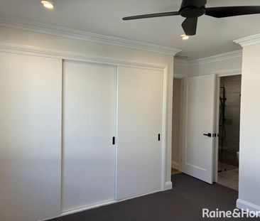 Beautifully Renovated & Decorated Classic 1950's Cottage in Bowral - Photo 6