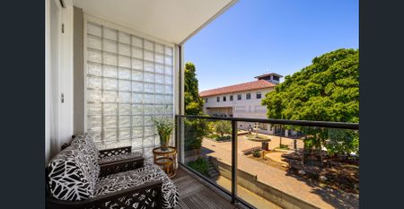 Stunning Two-Bedroom Apartment in Mosman Village - Photo 2