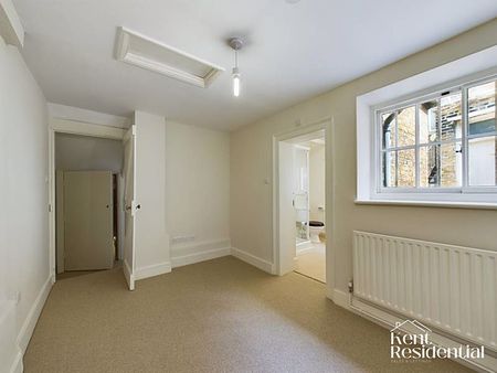 2 bed flat to rent in Deanery Gate, Rochester, ME1 - Photo 2