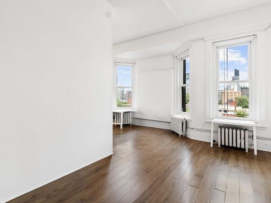 Apartment for rent in the heart of downtown Montreal - Photo 1