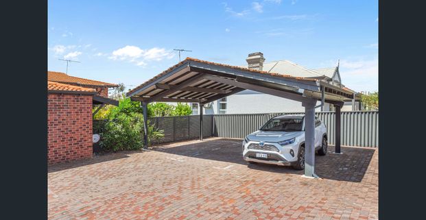 Quiet 2x1 townhouse with TWO courtyards + lush communal garden - Photo 1