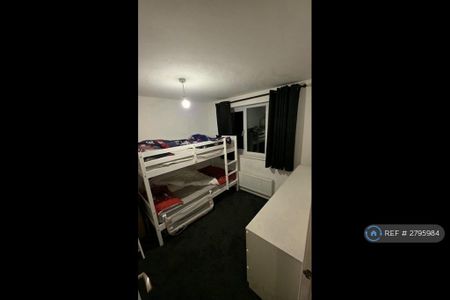 4 bedroom detached house to rent - Photo 3