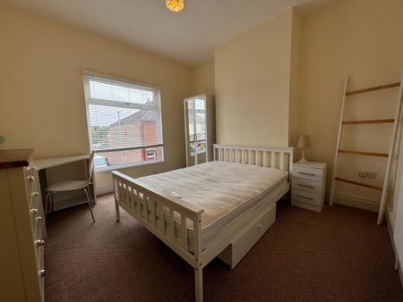 4 bedroom terraced house to rent - Photo 5