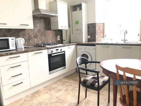 4 bedroom flat to rent - Photo 3