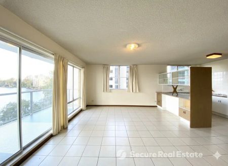 “SPACIOUS 2 BEDROOM UNIT WITH STUNNING RIVER AND CITY VIEWS” - Photo 4