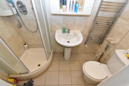 1 bedroom in a flat share to rent - Photo 5