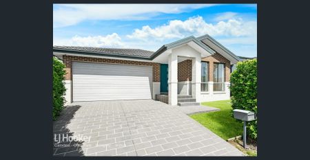 Stunning Family Home in Prime Oran Park Location - Photo 4