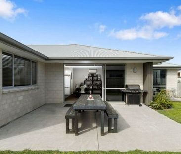 Lovely Four Bedroom Family Home - Papamoa - Photo 1