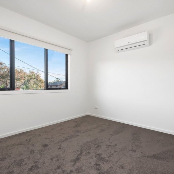 Perfect Townhouse - Stones Throw to Burwood One Shopping Centre - Photo 1