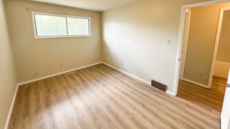 Main Floor Bowness Duplex: Utilities Included. - Photo 5