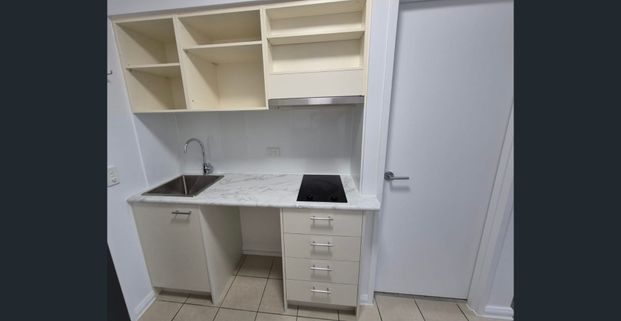For Rent - Stylish Studio Unfurnished Bills included! - Photo 1