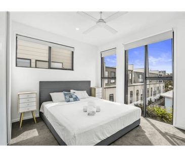 Fully Furnished - Triple Level Designer Townhouse - Gated Complex w... - Photo 4