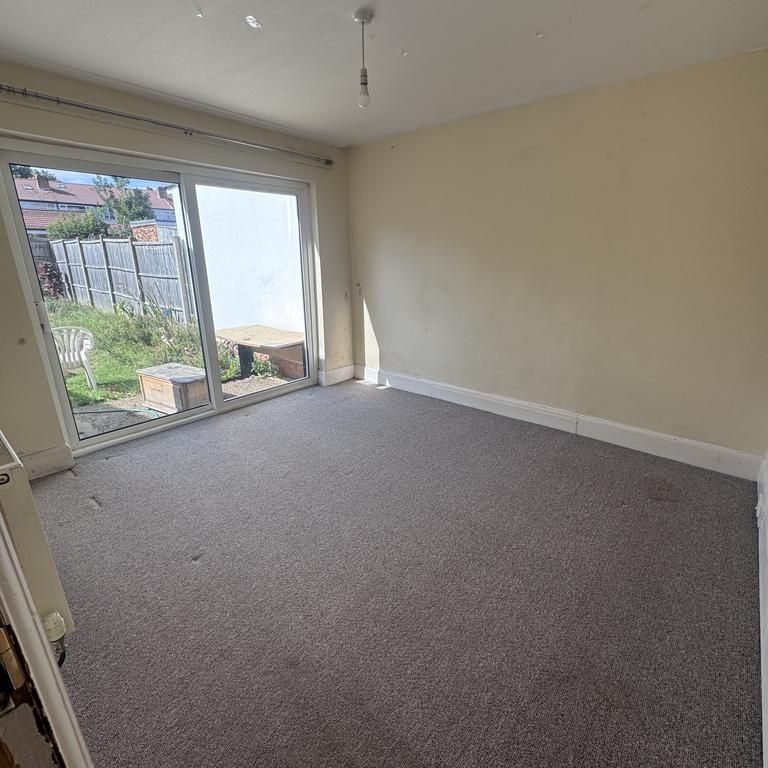 5 bedroom semi-detached house to rent - Photo 1