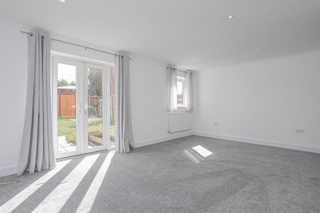 4 bedroom semi-detached house to rent - Photo 5