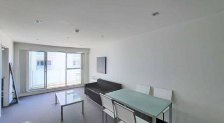 Spacious 2 Bedroom with Balcony - Photo 3