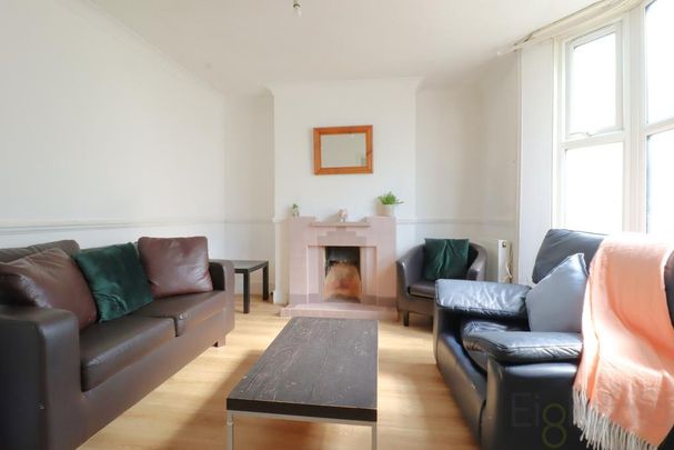 4 bedroom end of terrace house to rent - Photo 1