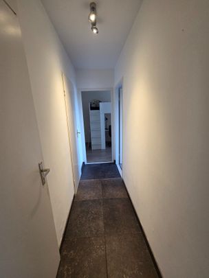 Volledig gerenoveerd tweeslaapkamer appartement inclusief garagebox en terras op toplocatie! - Foto 1