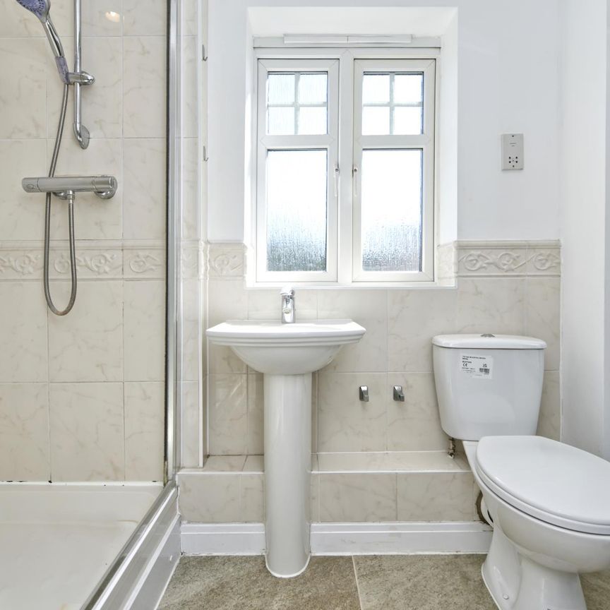 £898.85 per week (£3,895.00 per month) - Photo 1