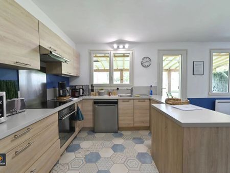 Location Propriété 8 pièces 131 m2 à Niort - Photo 2