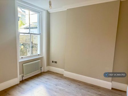 3 bedroom flat to rent - Photo 4