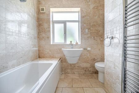 4 bedroom end of terrace house to rent - Photo 2