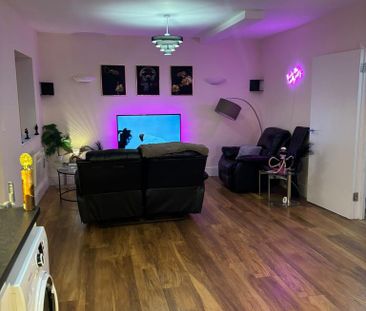 1 bedroom in a flat share to rent - Photo 2