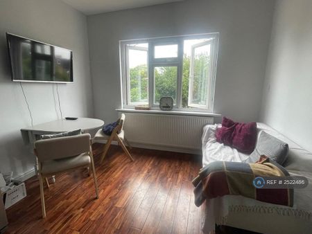 1 bedroom in a house share to rent - Photo 2