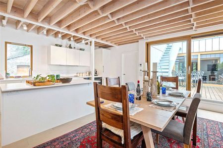 SHORT LET. A stunning architecturally designed four bedroom new build house in a secluded position, shielded, yet moments from the hustle and bustle of Upper Street. - Photo 2