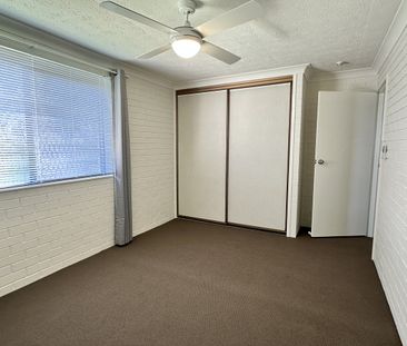 Large 2 bedroom unit in convenient location - Photo 2
