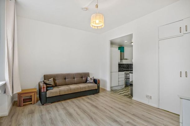 Studio to rent - Photo 1