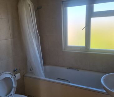 A luxury house Available at Burnley Road NW10 1EH London - Photo 3