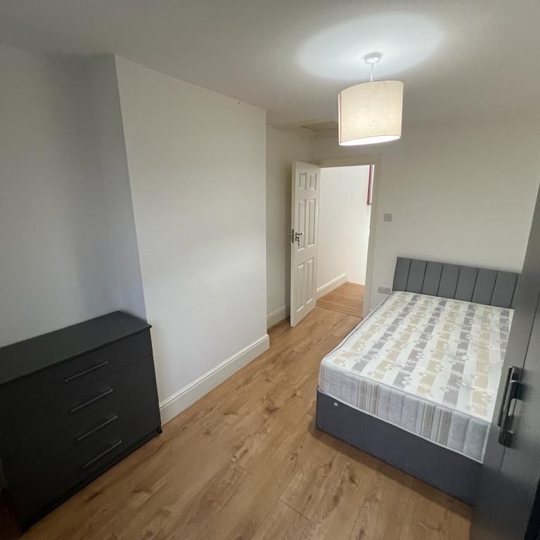 Room in a Shared House, Eversleigh Road, SW11 - Photo 1