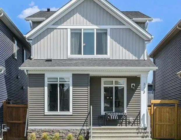 Beautiful Smart Modern Family Home for Rent in Wolf Willow (3 Bedroom, 2.5 Bath) — 3 Bedrooms House - Photo 1