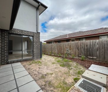 THREE BEDROOM TOWNHOUSE IN THE HEART OF CLAYTON SOUTH - Photo 3
