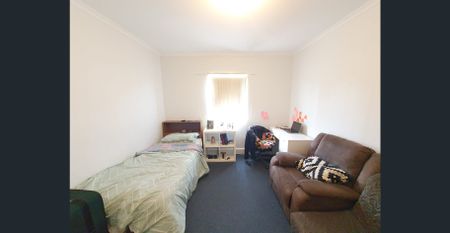 A stunning Cottage with a huge yard - Photo 2