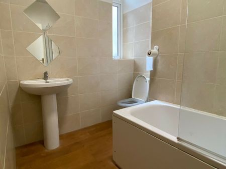 MODERN FLAT town centre - Photo 4