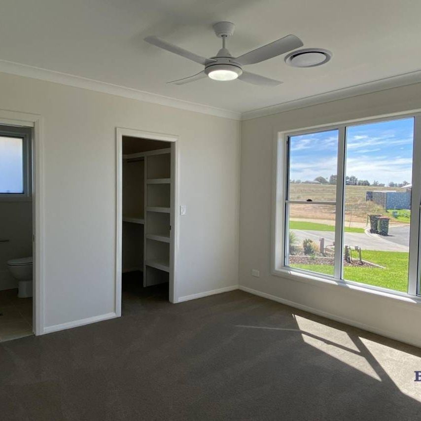 Stylish Four Bedroom Home in Southlakes Estate - Photo 1