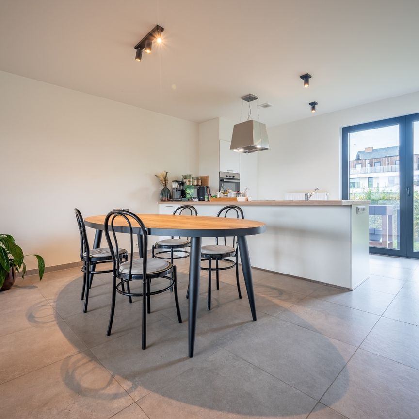 KRUISHOUTEM - Ruim appartement (102 m²) met 3 SLPK. én autostaanplaats - Foto 1