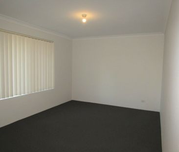 Spacious 4 Bedroom, 2 Bathroom - Photo 2